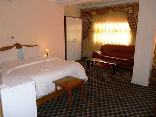 Azam Hotel Bamenda Екстериор снимка