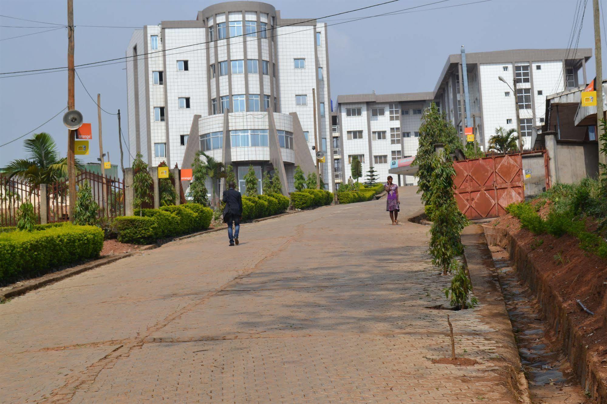 Azam Hotel Bamenda Екстериор снимка